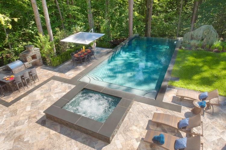 Gartengesltaltung Terrasse Pool Jaccuzzi Steinplatten Rasenfläche