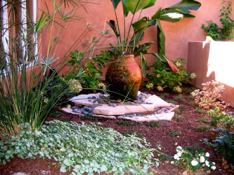 Gartengesltaltung Terrasse mediterraner Garten gestalten Vase Topfpflanzen Palmen
