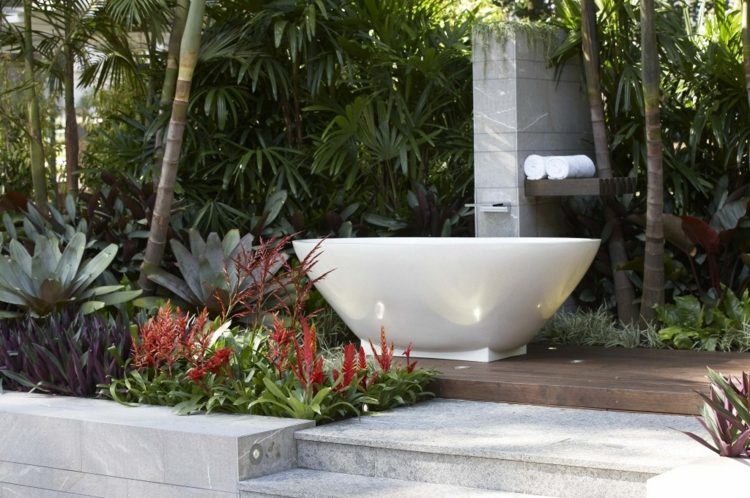 Gartengestaltung 2015 freistehende Badewanne draußen Sukkulenten Betonboden