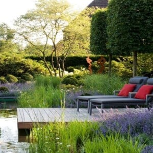 Gartengestaltung Inspirationen Pond Holz Terrasse Bäume Sommerblumen hohe Gräser
