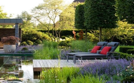 Gartengestaltung Inspirationen Pond Holz Terrasse Bäume Sommerblumen hohe Gräser