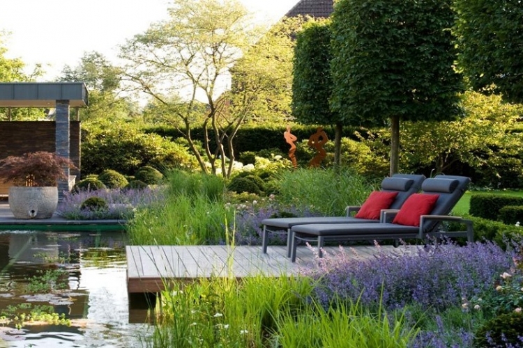 Gartengestaltung Inspirationen Pond Holz Terrasse Bäume Sommerblumen hohe Gräser