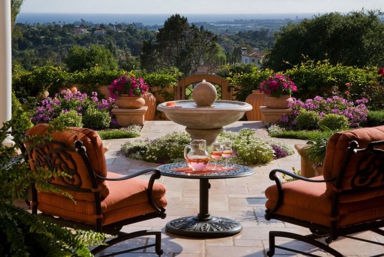 Gartengestaltung-mit-Bildern-Terrasse-Sitzgelegenheiten-Gartenbrunnen