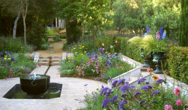 Gartengestaltung-mit-Bildern-Wiesenhaft-Wasserspiele-Kunstteich-Brunnen
