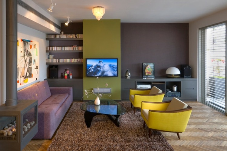 Grün Wohnzimmer Wand Gestaltung gelbe Sessel Teppich Shaggy