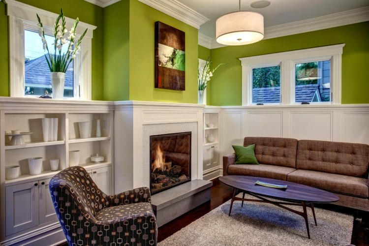 Grün Wohnzimmer Wandfarbe Gestaltung weißer Kaminsims Regale