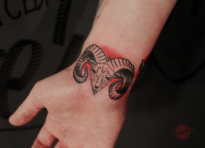 Handgelenk-Tattoo-Bilder-Männer-Ziegenbock-Beispiele