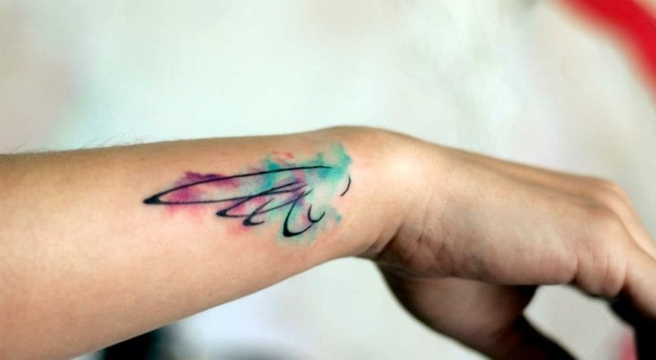 Handgelenk-Tattoo-Feder-seitlich-farblich-Frauen