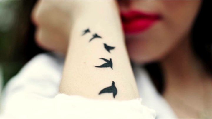 Handgelenk-Tattoo-Ideen-Bilder-Frauen-Vögel