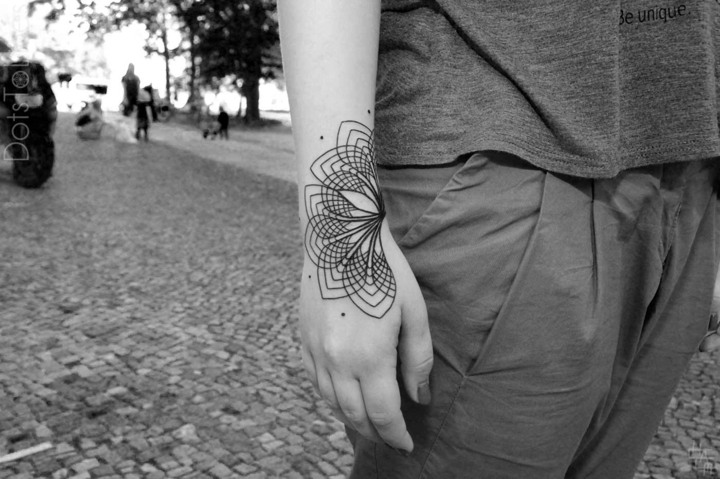 Handgelenk-Tattoo-Ideen-Maori-Frauen-zart