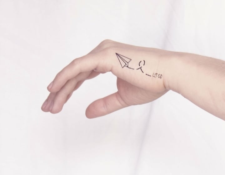 Handgelenk-Tattoo-Ideen-Schriften-simpel-dezente-Motive