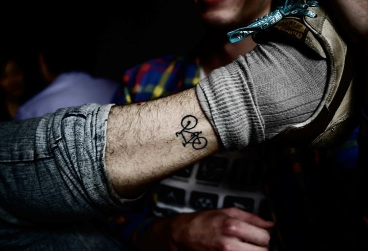 Handgelenk-Tattoo-Motive-Männer-Fahrrad-Ideen-Beispiele