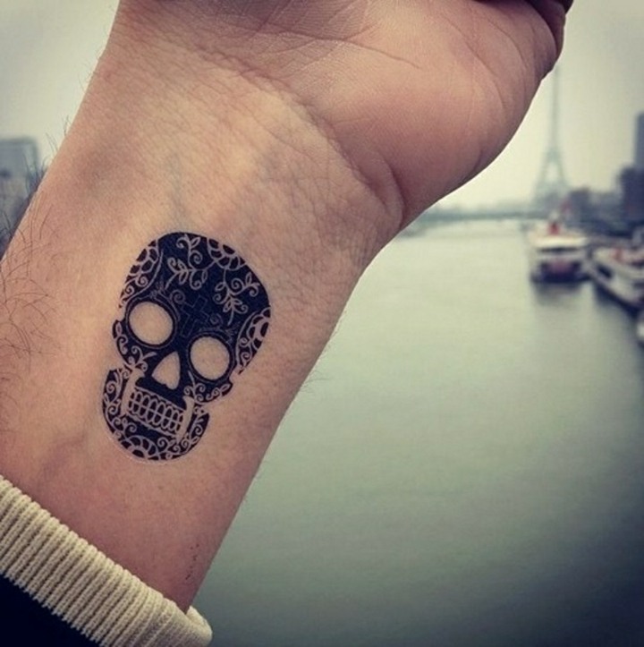 Handgelenk-Tattoo-Totenkopf-Bilder-Beispiele-Männer