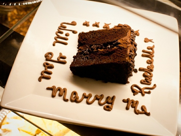 Heiratsantrag-Ideen-Dessert-Restaurant-beschriften-lassen