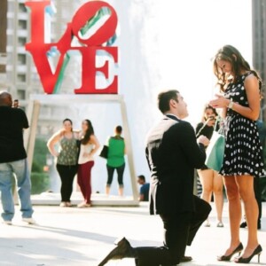Heiratsantrag-Ideen-Männer-organisieren-cool-Verlobungsring-geben