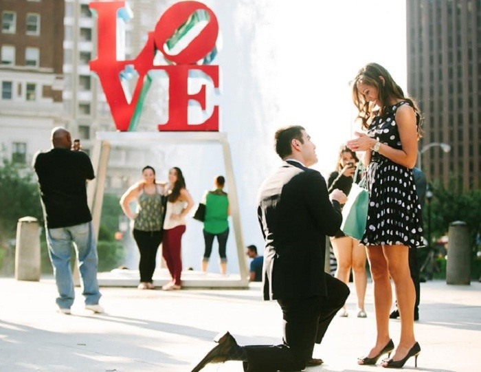 Heiratsantrag-Ideen-Männer-organisieren-cool-Verlobungsring-geben