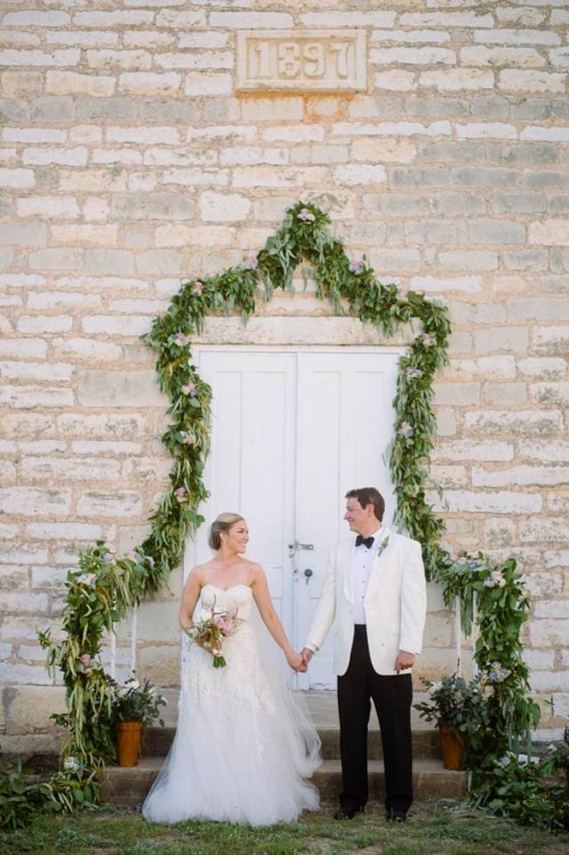Hochzeitsideen-für-Türen-Dekor-Zeremonieschmuck-Kletterpflanzen-blumen