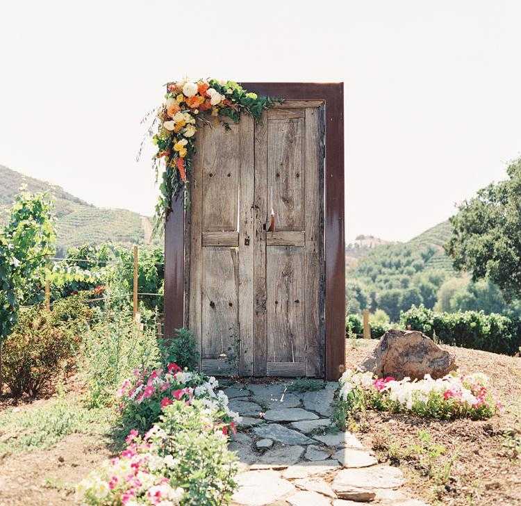 Hochzeitsideen-für-Türen-Hochzeitsfotografie-rustikale-elemente-blumen