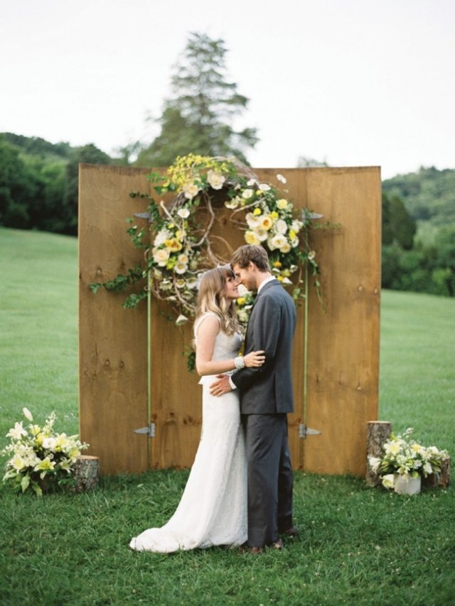 Hochzeitsideen-für-Türen-Kulisse-für-Fotos-riesiger-Blumenkranz