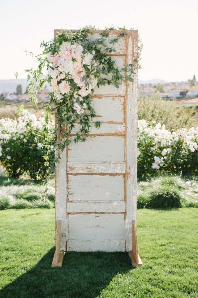 Hochzeitsideen-für-Türen-rustikal-Blumenkranz-Frühlingshochzeit