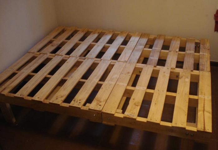 Holz-Bett-aus-Europaletten-Bauen-Anleitung-selberbauen
