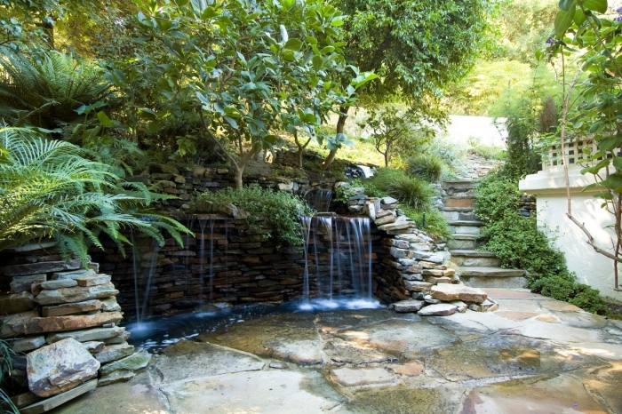 Ideen-Gartengestaltung-mit-Steinen-Wasserspiele-Wasserfall-Naturstein