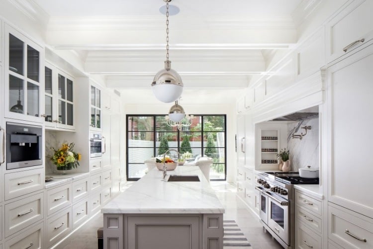 Interior-Design-Küche-weiss-Schrankwände-viel-Stauraum-Pendelleuchten-klassischer-Stil