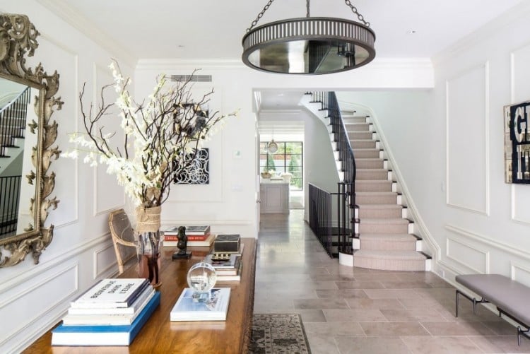Interior-Design-strahlend-weiße-wände-Treppenhaus-metallgeländer-schwarz-lackiert