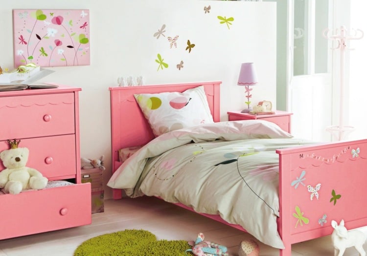 Kinderzimmer gestalten 2015 Mädchenzimmer rosa Bett Kommode Schmetterlinge Wand