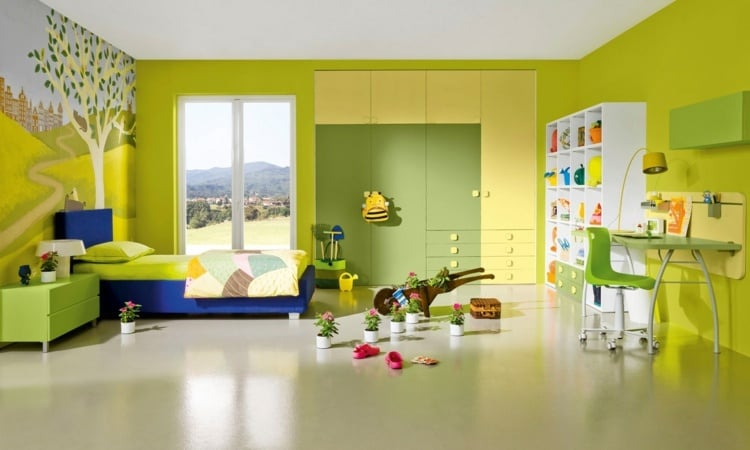 Kinderzimmer gestalten grüne Wand blaues Bett Rahmen Kleiderschrank Schreibtisch