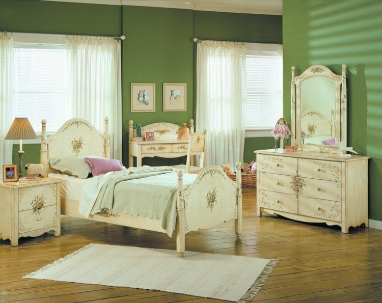Kinderzimmer gestalten 2015 klassische Möbel Kommode Spiegel Kinderbett Nachttisch