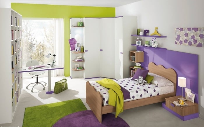 Kinderzimmergestaltung-Ideen-Grün-Lila-Holzbettgestell-offene-regalwand