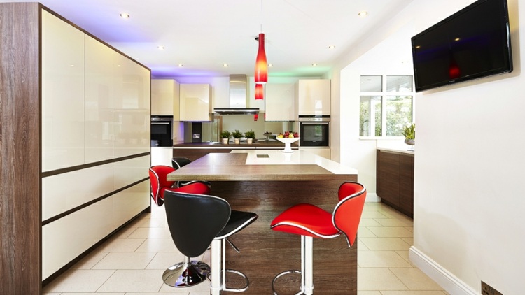 Küchen 2015 Beige Hochglanzfronten rote Leder Barstühle