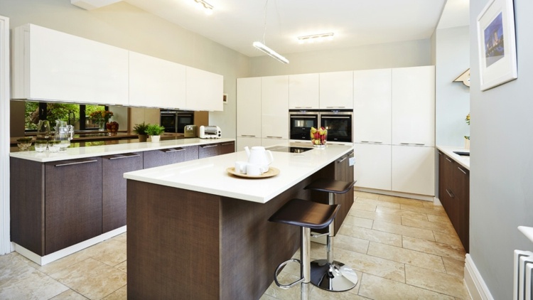 Küchen 2015 grifflose Fronten Sandfarbe Fliesen