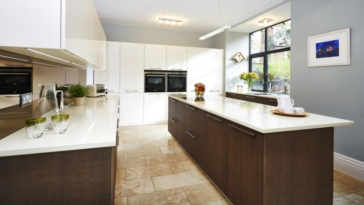Küchen 2015 weiße Fronten dunkle Holzoptik Wandschränke