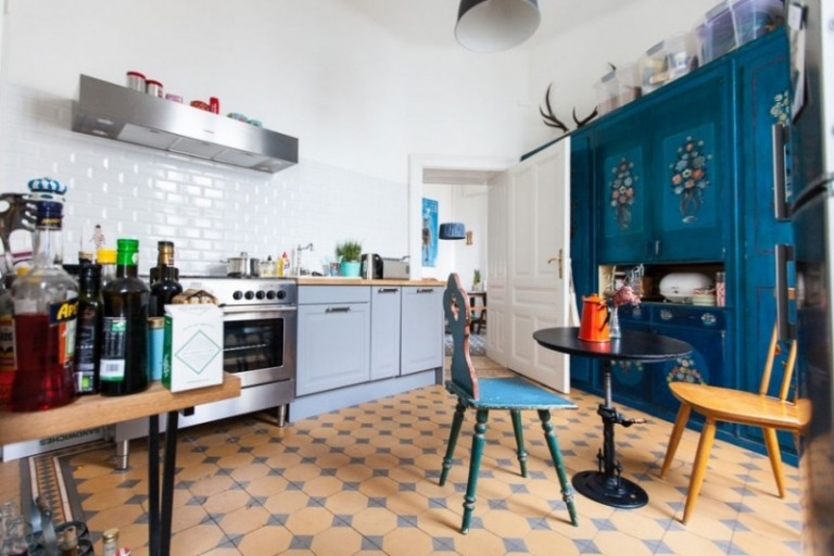 Küchenstühle-Vintage-Stil-Küche-Neu-gefliester-Boden-Atelier-Karasinski