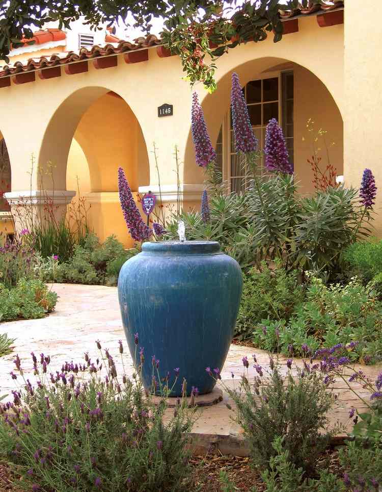 Mediterraner-Garten-Schopf-Lavendel-Lavandula-stoechas-Stolz-von-Madeira-Echium-candicans