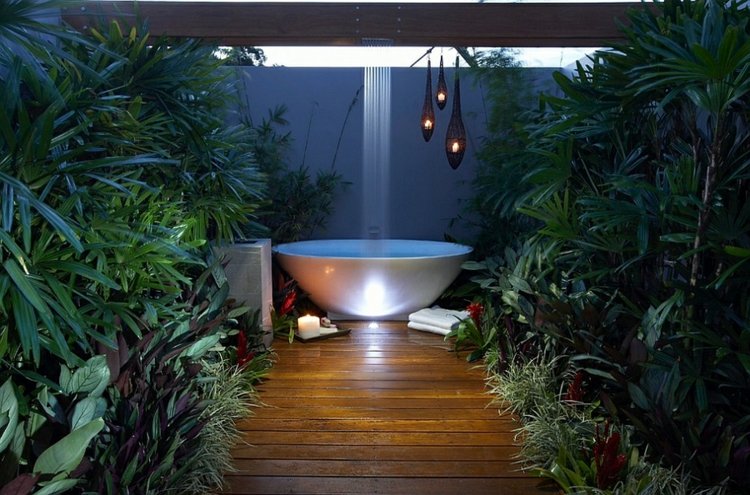 Moderne-Badgestaltung-Badideen-Regendusche-freistehende-Badewanne-Pflanzen