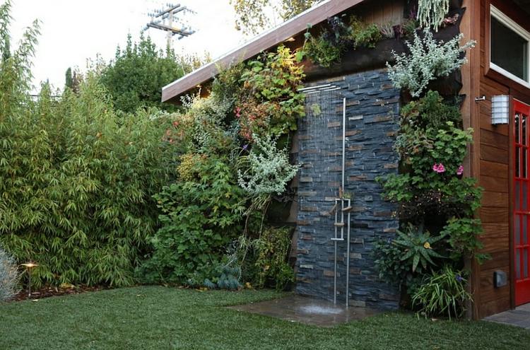 Moderne-Badgestaltung-Gartendusche-Natursteinwand-Ideen