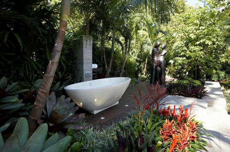 Moderne-Badgestaltung-Ideen-freistehende-Badewanne-exotischer-Garten