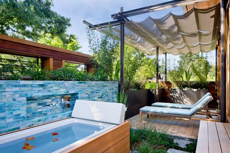 Badezimmer anlegen - coole Idee mit Whirlpool im Garten