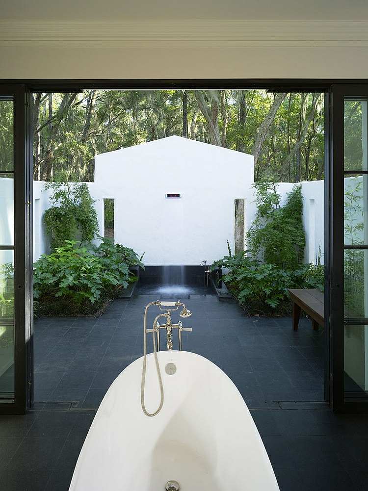 Moderne-Badgestaltung-freistehende-Badewanne-Blick-Innenhof