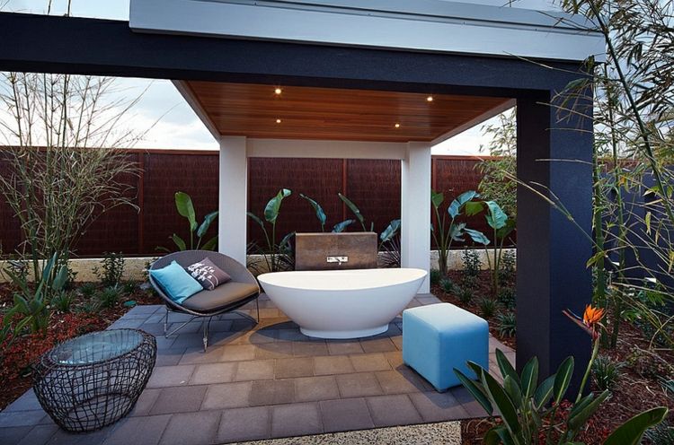 Moderne-Badgestaltung-freistehende-Badewanne-Garten