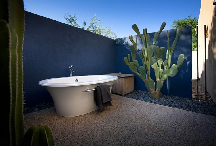 Moderne-Badgestaltung-mediterraner-Stil-Bad-Kiesboden-blaue-Wand