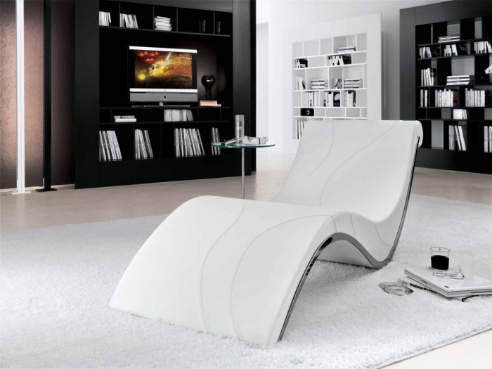 Moderne-Chaiselongue-Design-Weiß-ergonomisch-Metallbasis