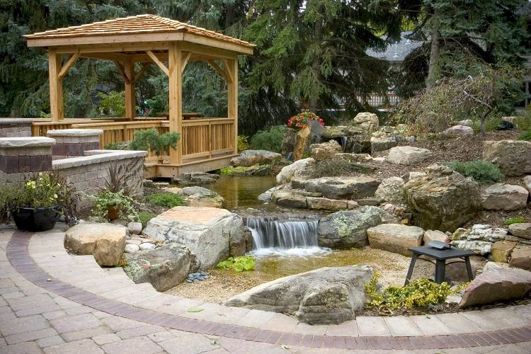 Moderne-Gartengestaltung-Steinen-Bachlauf-selber-bauen