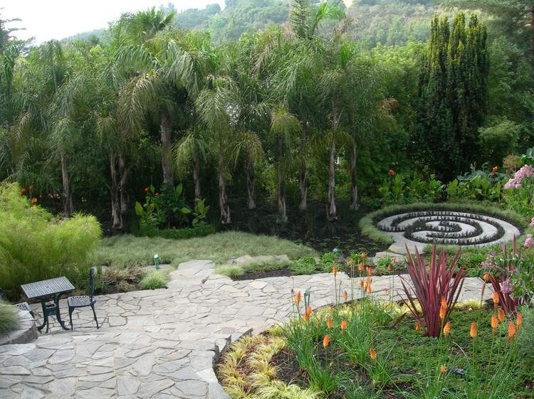 Moderne-Gartengestaltung-Steinen-Gartendeko-Stein-Spirale-Boden