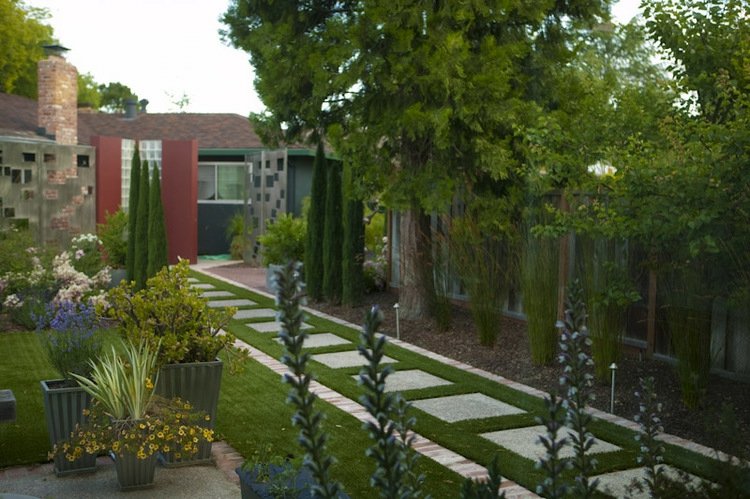 Moderne-Gartengestaltung-Steinen-Gartenideen-Gartenweg