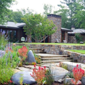 Moderne Gartengestaltung mit Steinen-Gartenweg-Stützmauer-Ideen