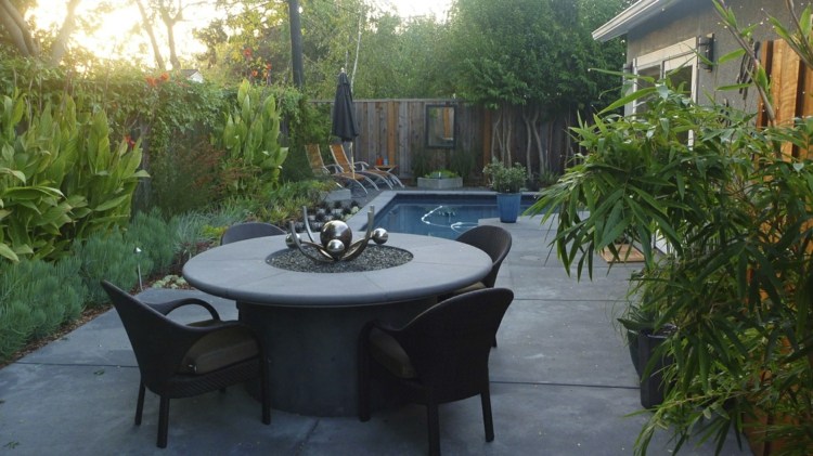 Moderne-Gartengestaltung-Steinen-Kalksteinplatten-Tisch